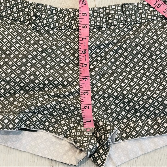 KHAKIS by GAP City 3 Inch Dark Green and White Short Shorts Size 8 - Picture 4 of 13